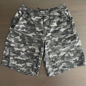 Men’s large Lululemon athletic shorts in black camo!